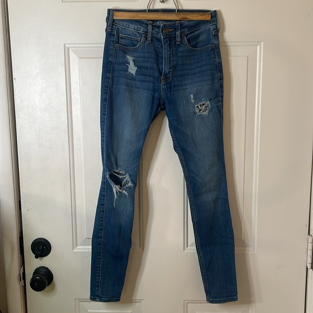 Hollister Distressed Skinny Jeans size 26 (Juniors)